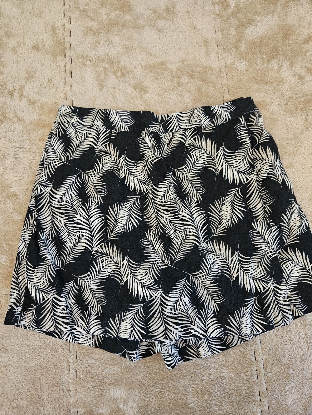 Ellen Tracy Black Tropical Palm Print Skorts Sz M